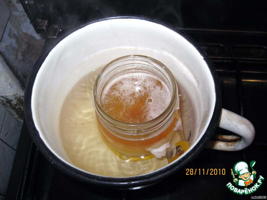 Можно растопить мед в микроволновке. Мед на водяной бане. Водяная баня для меда в банке. Растопка меда на водяной бане. Растопленный мед засахаривается.