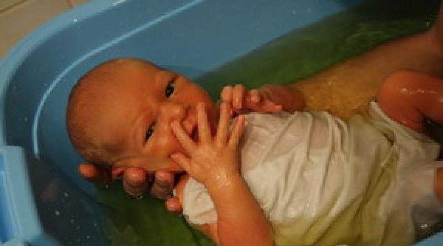 Температура для купания новорожденных в ванночке. Купание новорожденного ребенка. Купание малыша после роддома. Температура воды для купания новорожденного. Температура для купания новорожденного ребенка.
