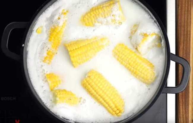 Варить початках в кастрюле. Кукуруза в молоке. Вареная кукуруза на молоке. Кукуруза в кастрюле. Кукуруза посыпанная солью.