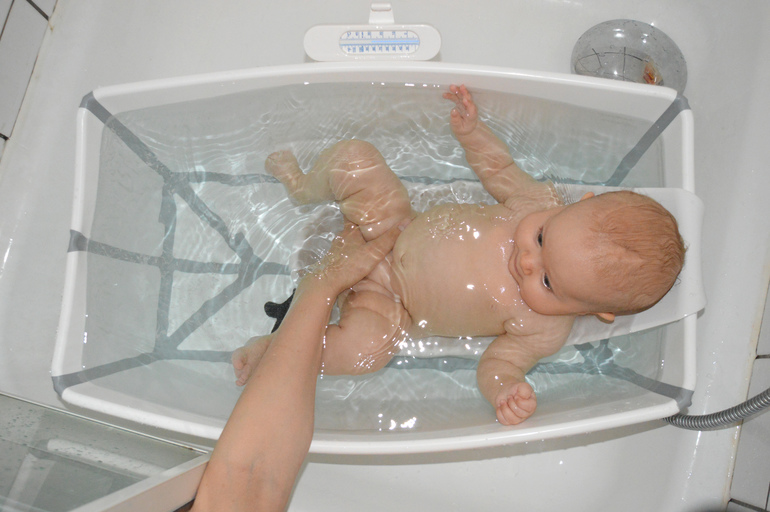 Что нужно для купание. Купание малыша в ванночке. Ванночка для купания новорожденных для душевой кабины. Детская ванночка для душевой кабины для новорожденных. Детские ванны для душевых кабин.