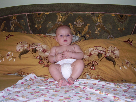 Во сколько месяцев сажают ребенка мальчика. Подушка для присаживания ребенка. Присаживание мальчика в подушки. Присаживание девочек. Присаживать ребенка в подушки.