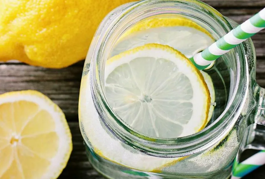 Вода с медом и лимоном натощак. Сок лимона. Лимонная вода Горная. Лимонно имбирный напиток. Вода с лимоном натощак утром.