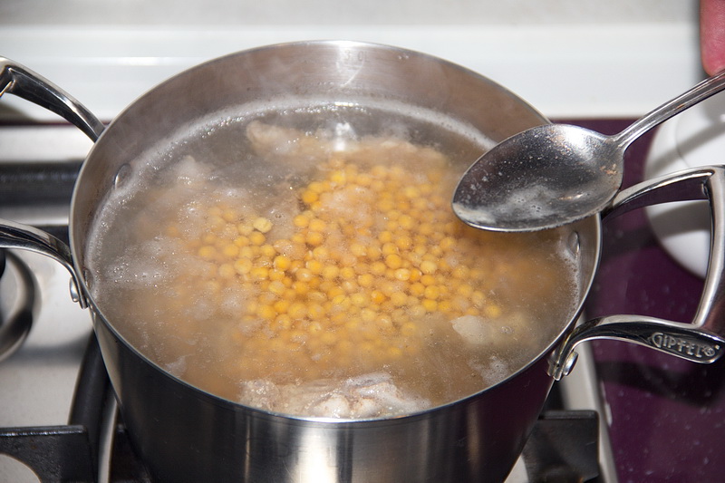 Сколько нужно гороха на кастрюлю супа. Варка горошка. Мясо варится с горохом. Сколько варить гороховый суп. Сколько варить горох для супа.