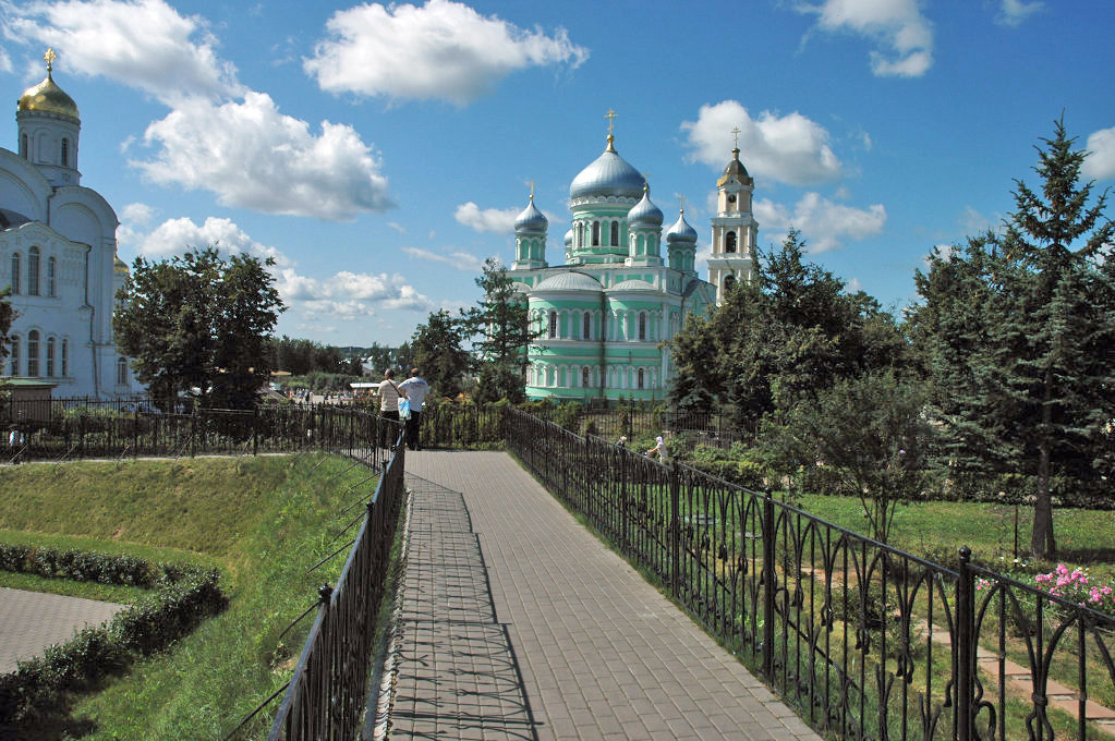 Канавка богородицы в дивеево. Дивеево монастырь канавка Богородицы. Дивеевский монастырь канавка. Богородичная канавка в Дивеево. Дивеево монастырь вид с канавки.