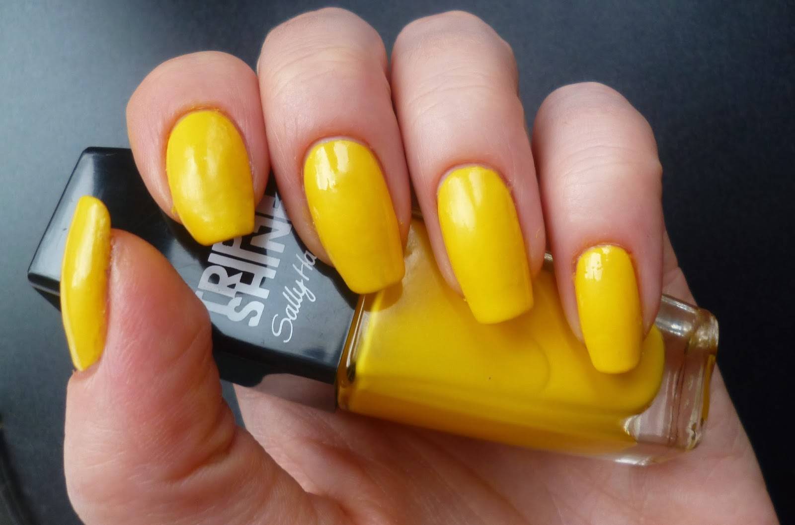 Ярко желтый лак для ногтей