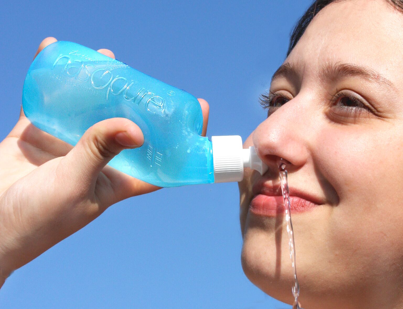Промывать нос соляным. Промывание носа. Промывалка для носа. Полоскание носа. Вода для промывания носа.