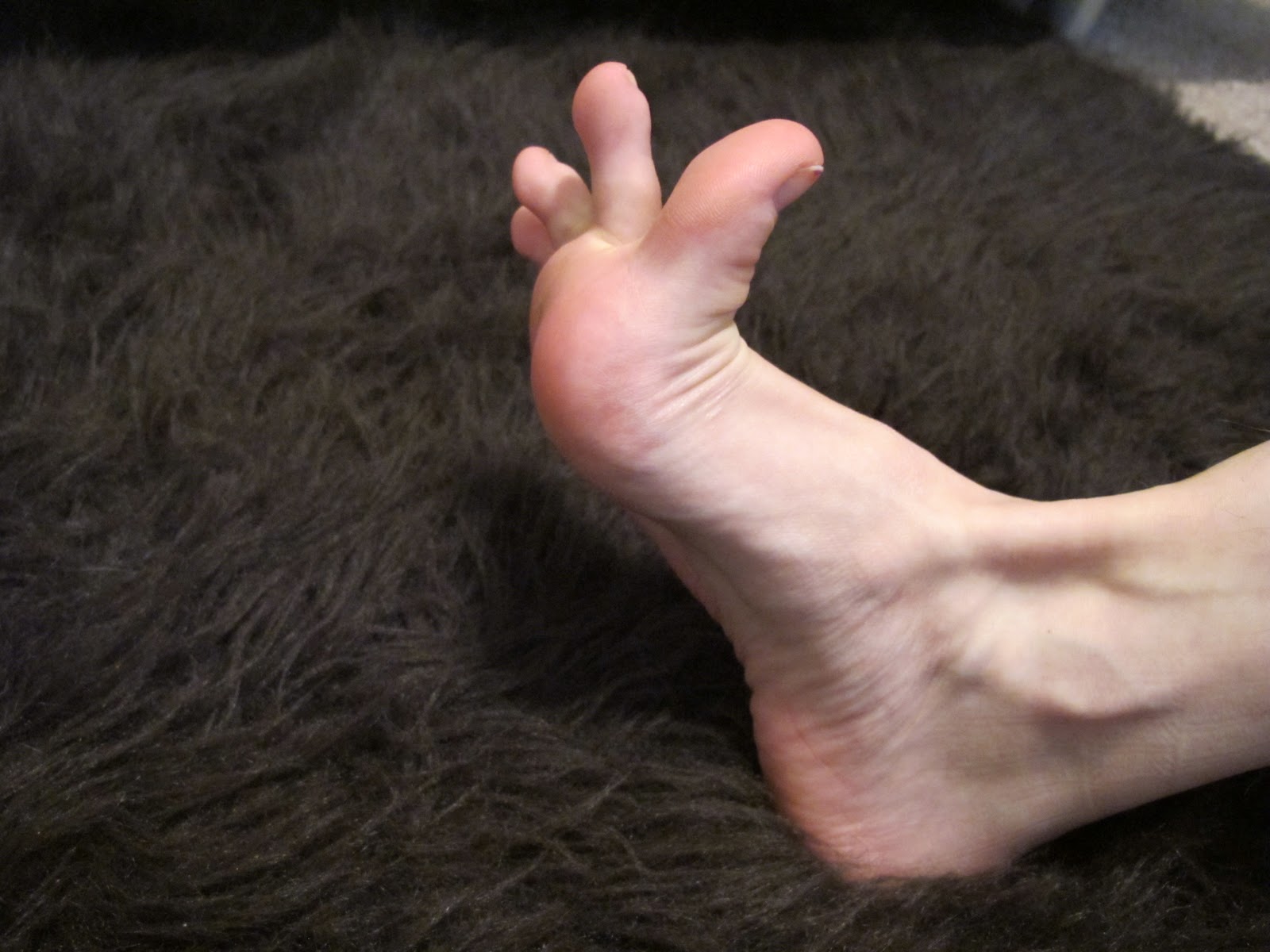 Сводит судорогой пальцы ног