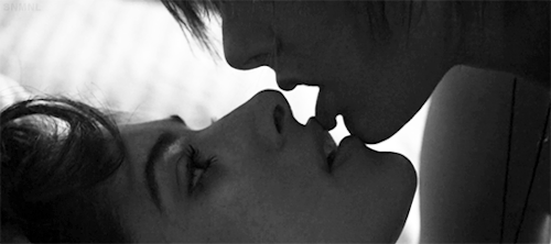 Лесбиянки поцелую нежно. Страстный поцелуй. Глубокий поцелуй с языком. Нежный поцелуй. Нежный поцелуй с языком.