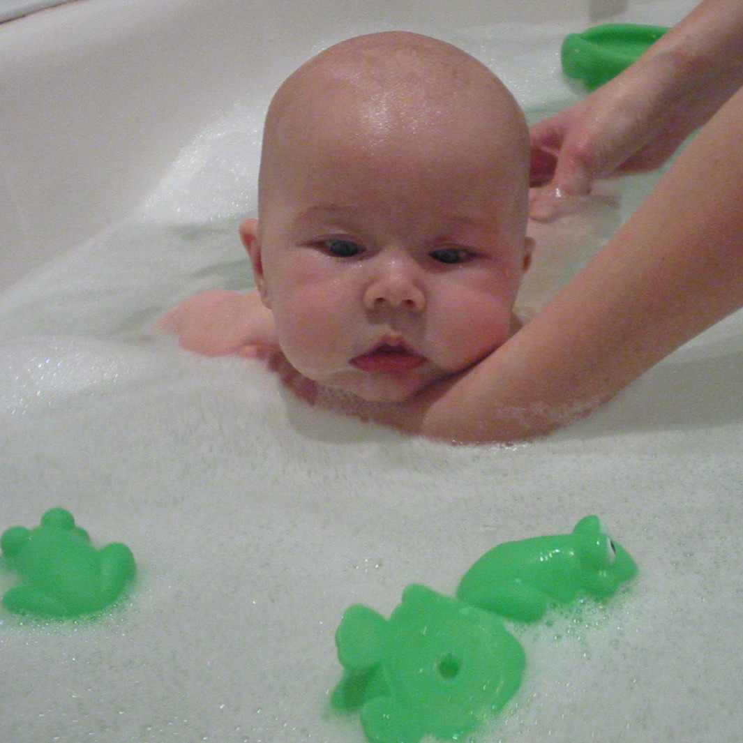 Купание ребенка в 2. Купание младенца. Младенец водные процедуры. Купание новорожденного ребенка. Купание новорожденного в большой ванне.