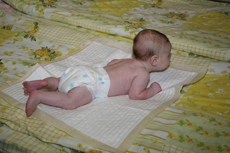 Ребенок лежит на животе 2 месяца. Выкладывание грудничка на животик. Выкладывание ребенка на живот. Выкладывать на живот новорожденного. Выкладывание на живот новоро.