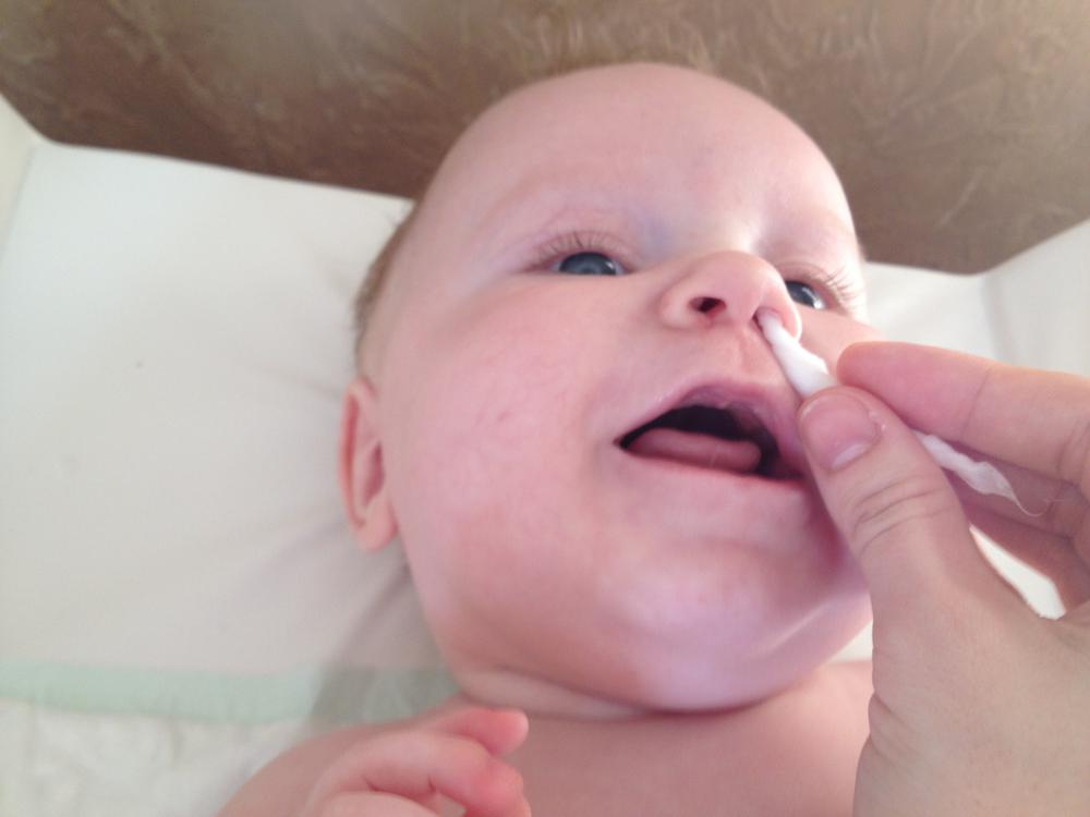 У ребенка забит нос соплями. Маленький носик у новорожденного. Заложен нос у новорожденного. Забитый носик у грудничка.