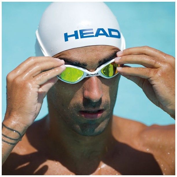 Потеют очки в бассейне. Очки для плавания в бассейне. Очки и шапочка для плавания. Шапочка для плавания на человеке. Подобрать очки для плавания.
