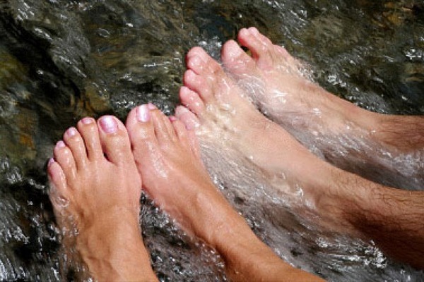 Мыть ноги холодной водой. Закаливание ног. Обливание ног водой. Обливание ног закаливание. Обливание ног холодной водой.
