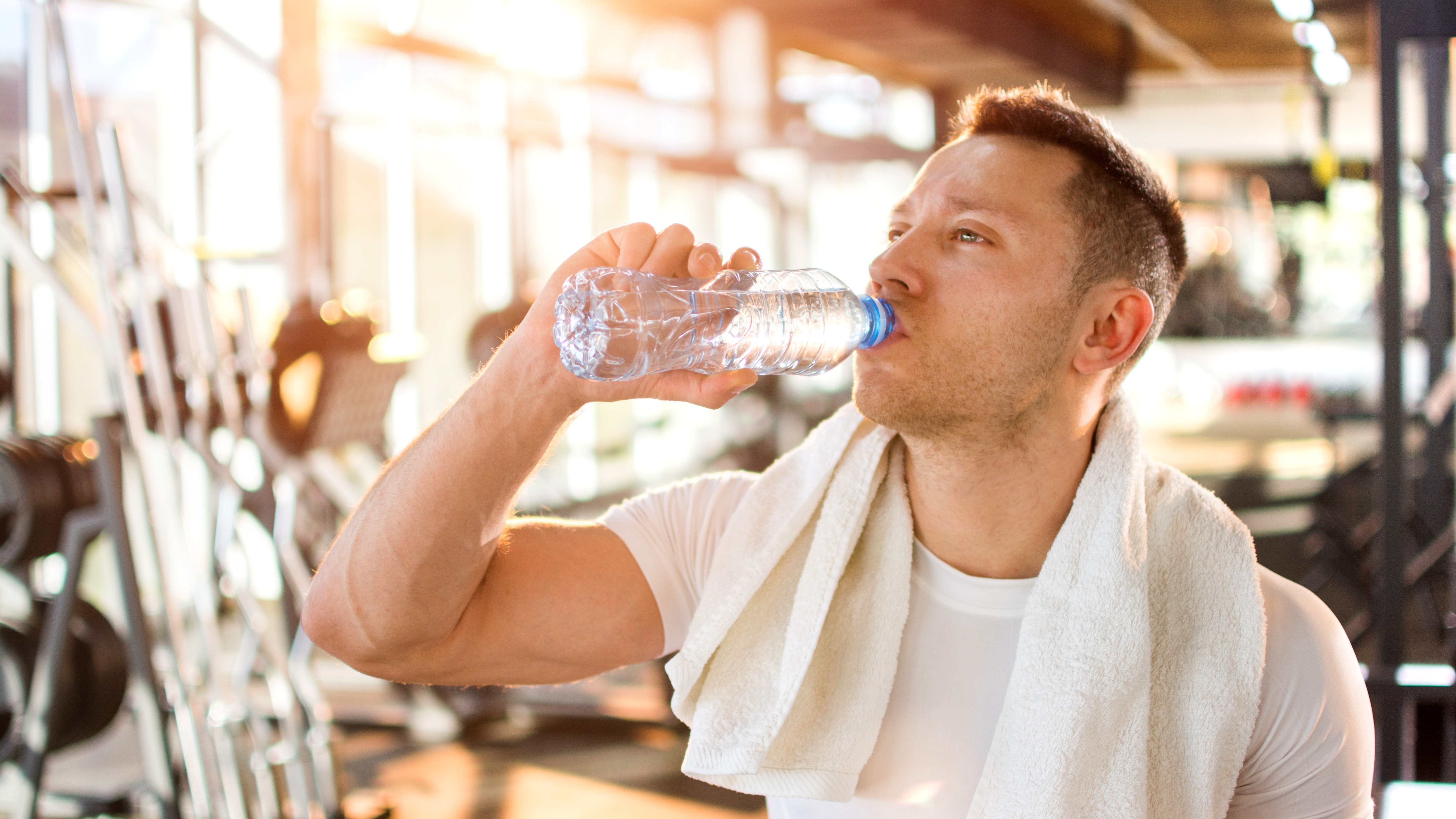 Муж пьет месяцами. Спортсмен пьет воду. Спортсмен с бутылкой воды. Мужчина в спортзале пьет воду. Мужчина в зале пьет.