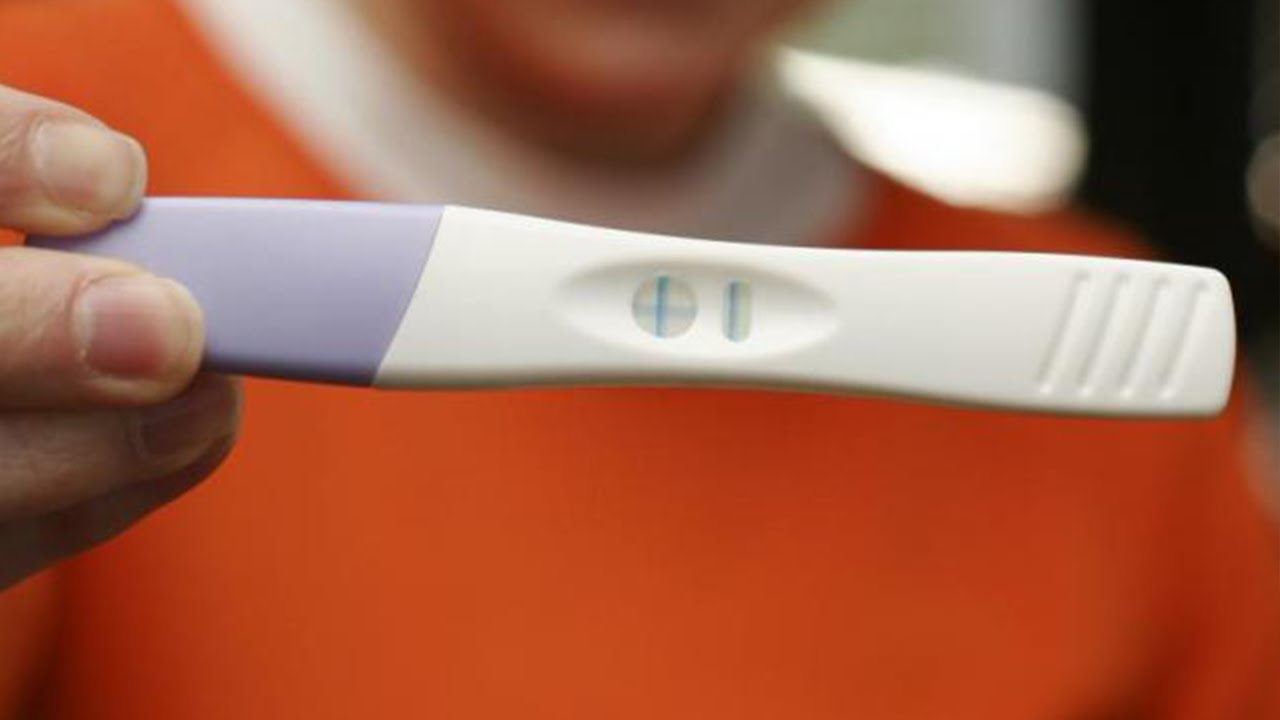 Выкидыши тест на беременность. Тест на беременность. Симптомы раннего выкидыша до задержки. Фото теста на беременность во время имплантационного кровотечения.
