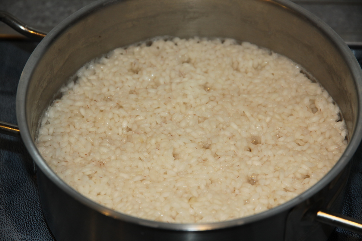 Сколько варится пропаренный рис. Отварить рис. Для варки риса. Рис на сковороде рассыпчатый. Рис круглый для каши.