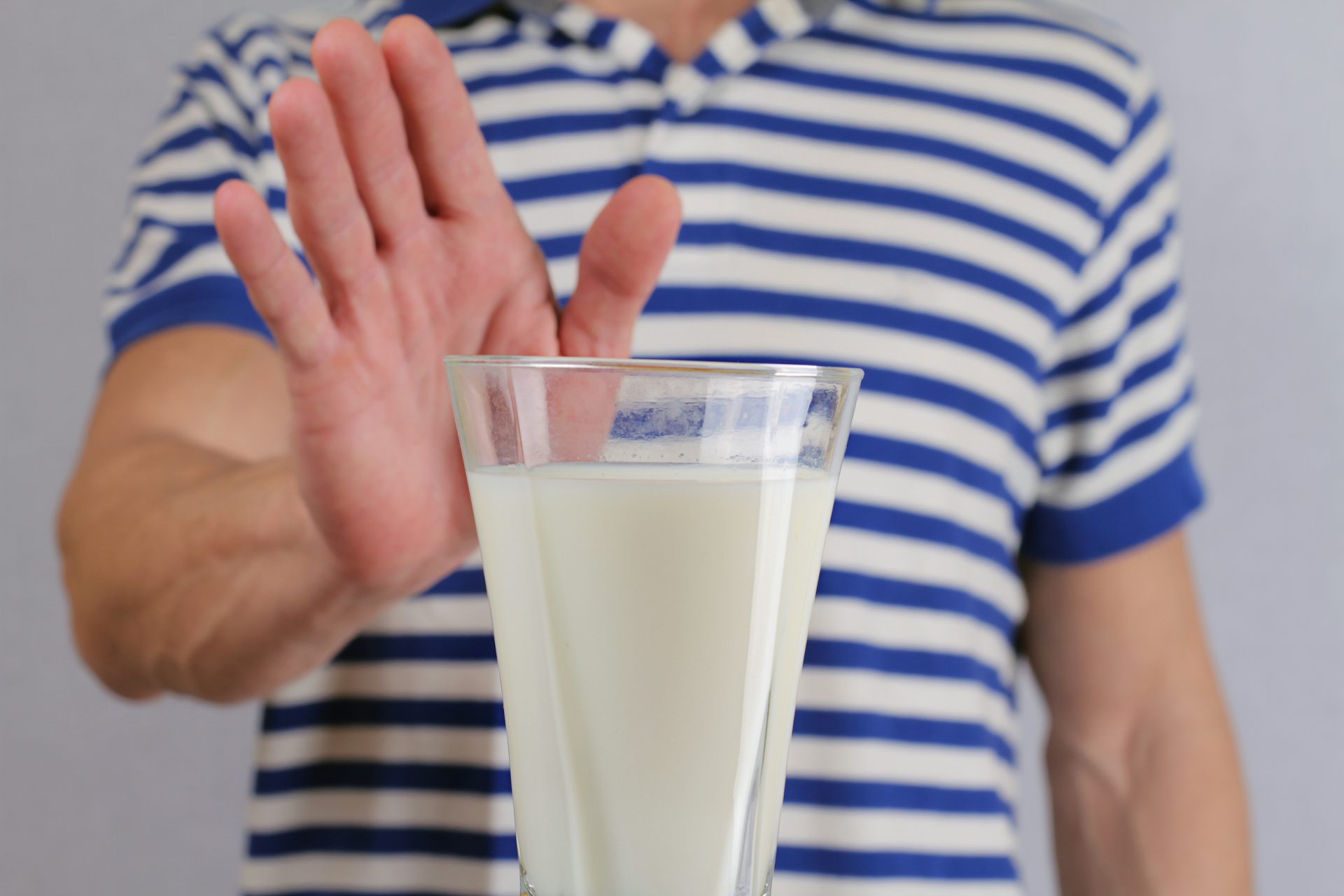 Невкусное молоко. Молоко. Кефир в руке. Человек с молоком. Молоко кефир.