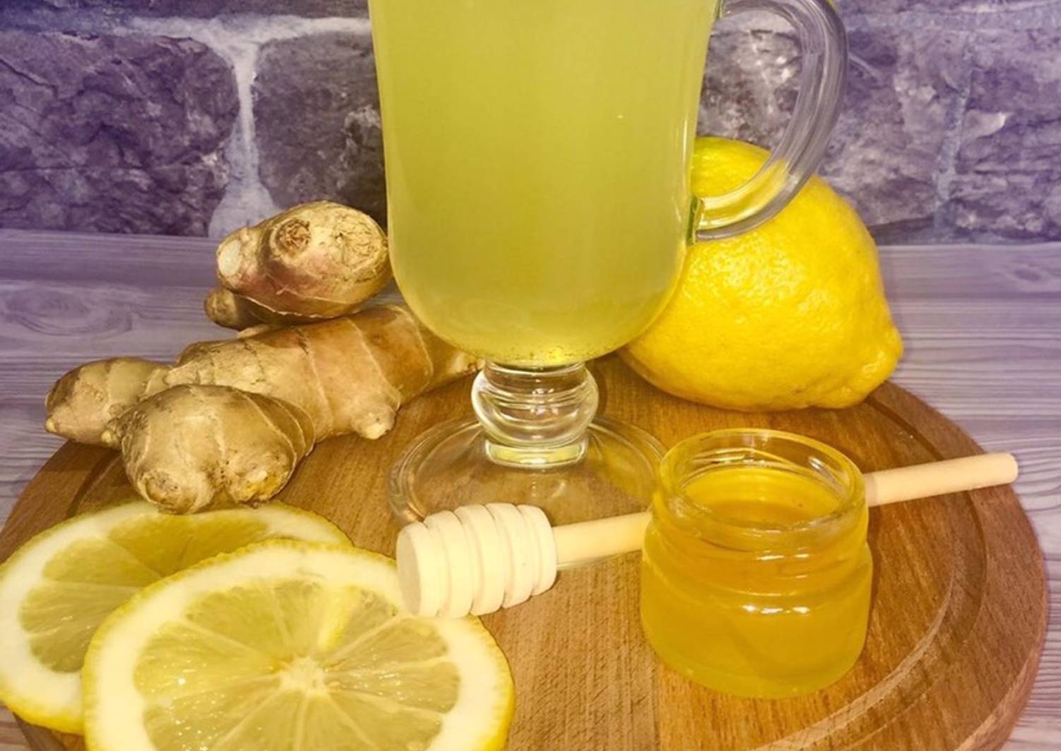Имбирь мед и лимон рецепт от простуды. Сбитень имбирно-лимонный. Сбитень с имбирем и лимоном. Имбирный лимонад. Лимон с имбирем.
