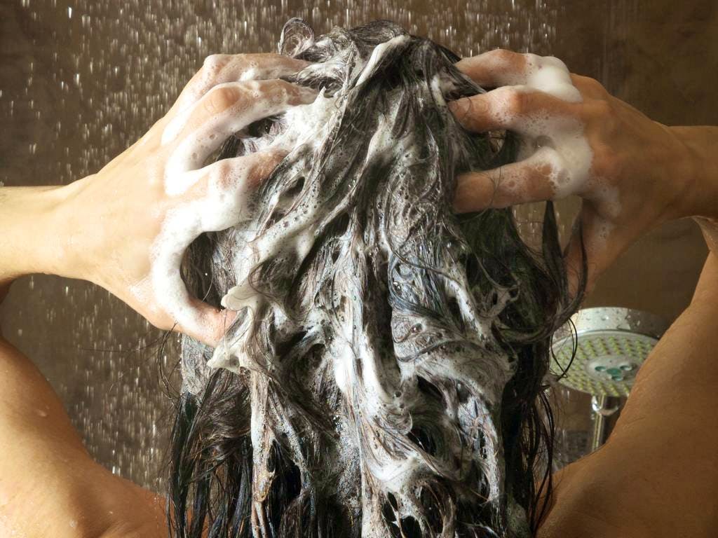 Можно мыть голову холодной водой. Волосы помытые мылом. Пена для мытья волос. Мытье волос кусковым мылом.