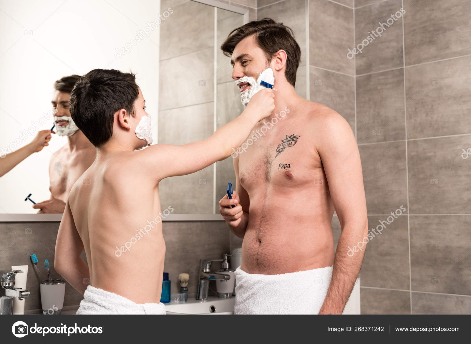 Бреет яйца мужу. Бритье подростка. Выбритый парень бреется. Парень подросток бреется. Процесс бритья.