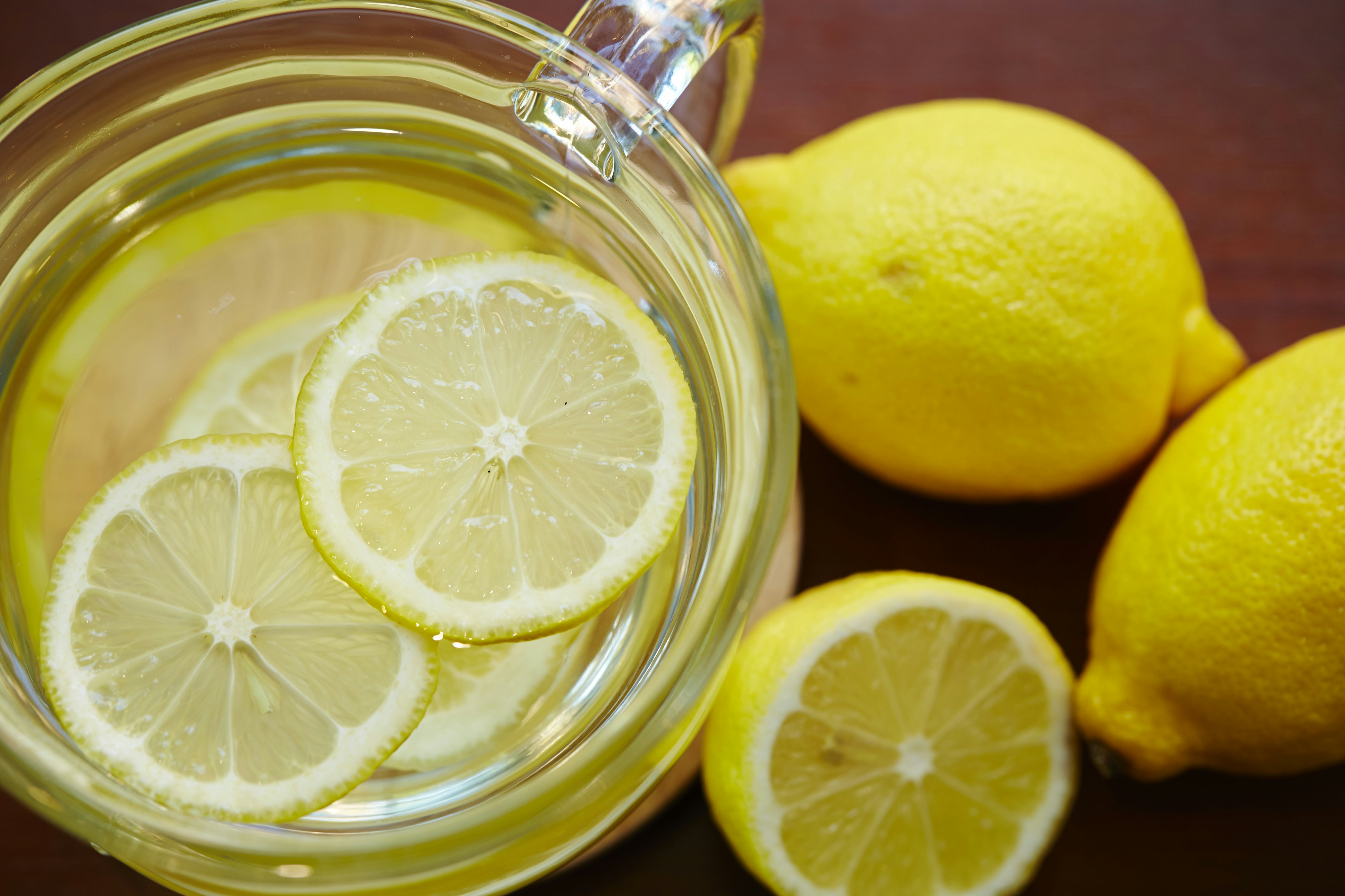 Сок лимона 1 2. Лимонная вода. Имбирный Тодди с лимоном. Вода с лимоном. Эффект лимона.