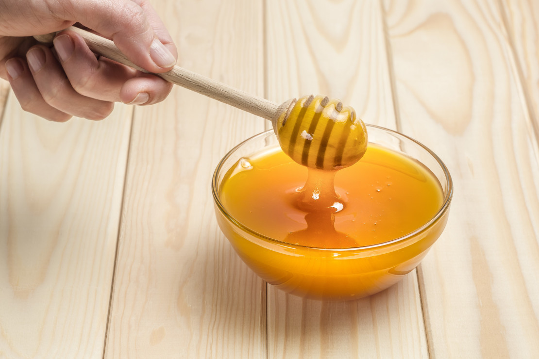 Маска с медом рецепт. Ложечка для меда. Яичный желток с медом. Медовая ложка. Яично-медовая маска для лица.
