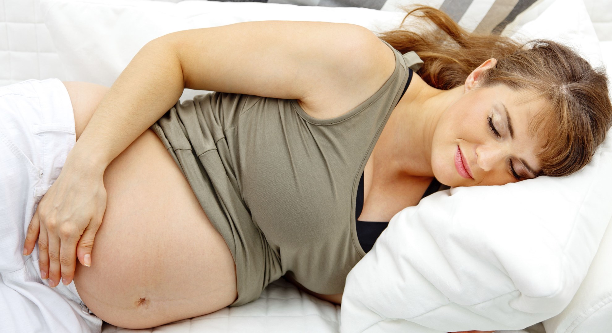 Беременная женщина спит на животе