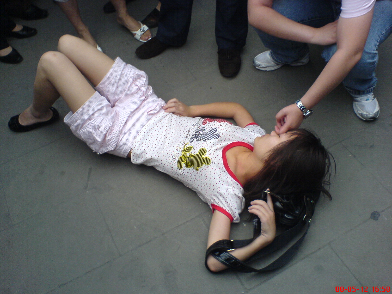 Женщина упала без сознания. Девушка потеряла сознание.
