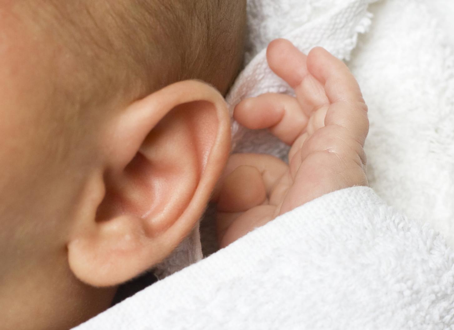 Как проверить слух у новорожденного. Слух младенца. Волосы на ушах у новорожденных.