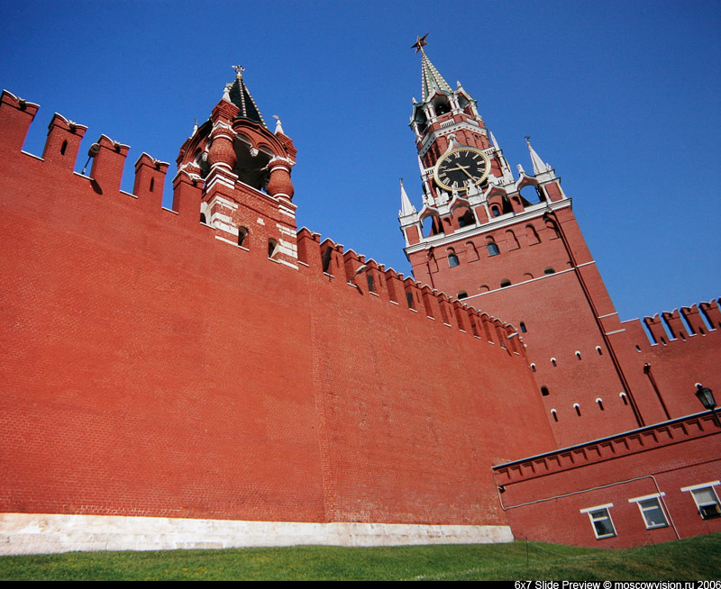 Кремль кирпич. Стены Московского Кремля и Спасская башни. Кремлевская стена и Спасская башня. Спасская башня Московского Кремля x,. Московский Кремль красный кирпич.